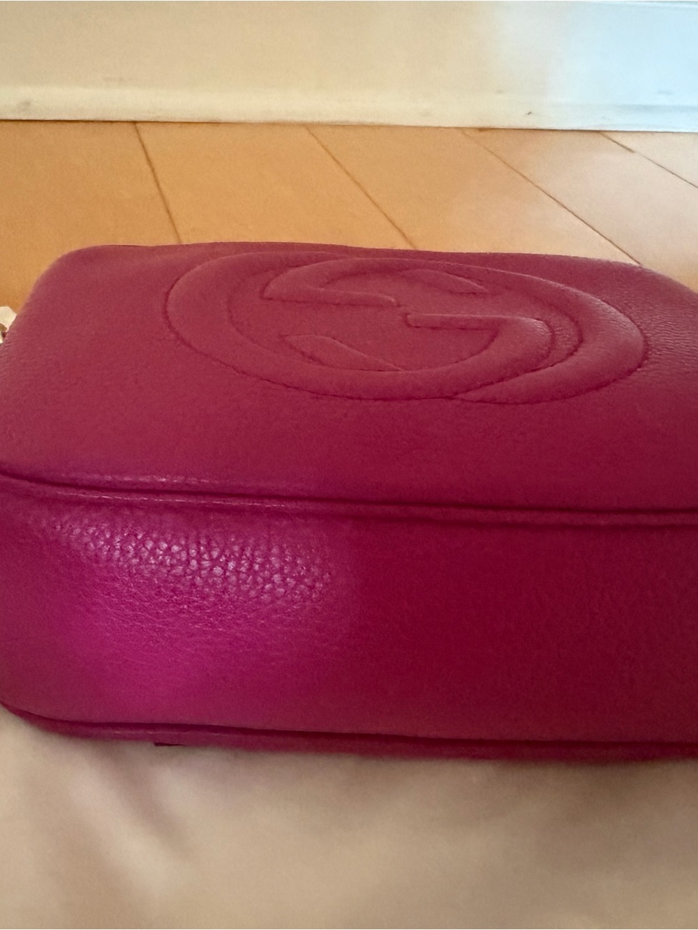 Authentic Gucci Soho Disco Crossbody Bag Fuchsia Pebbled Leather Tassel GG Logo - Picture 2 of 7